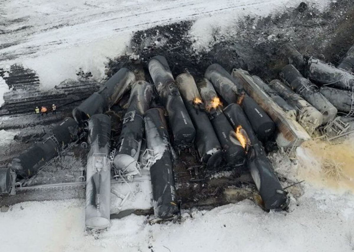 آتش گرفتن قطار حامل اتانول پس از خروج از ریل آتش گرفتن قطار حامل اتانول پس از خروج از ریل