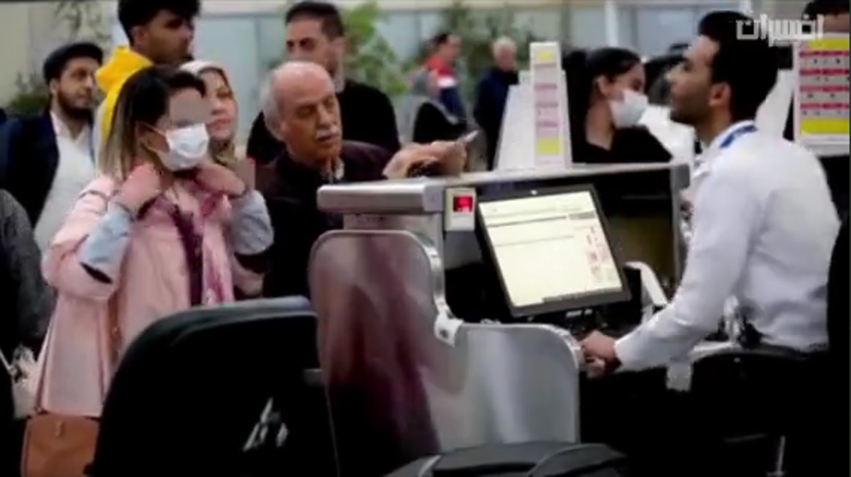 مسئولان فرودگاه شیراز به خانم‌های بدون حجاب: اگر می‌خواهید سوار هواپیما شوید روسری‌تان را بپوشید + فیلم