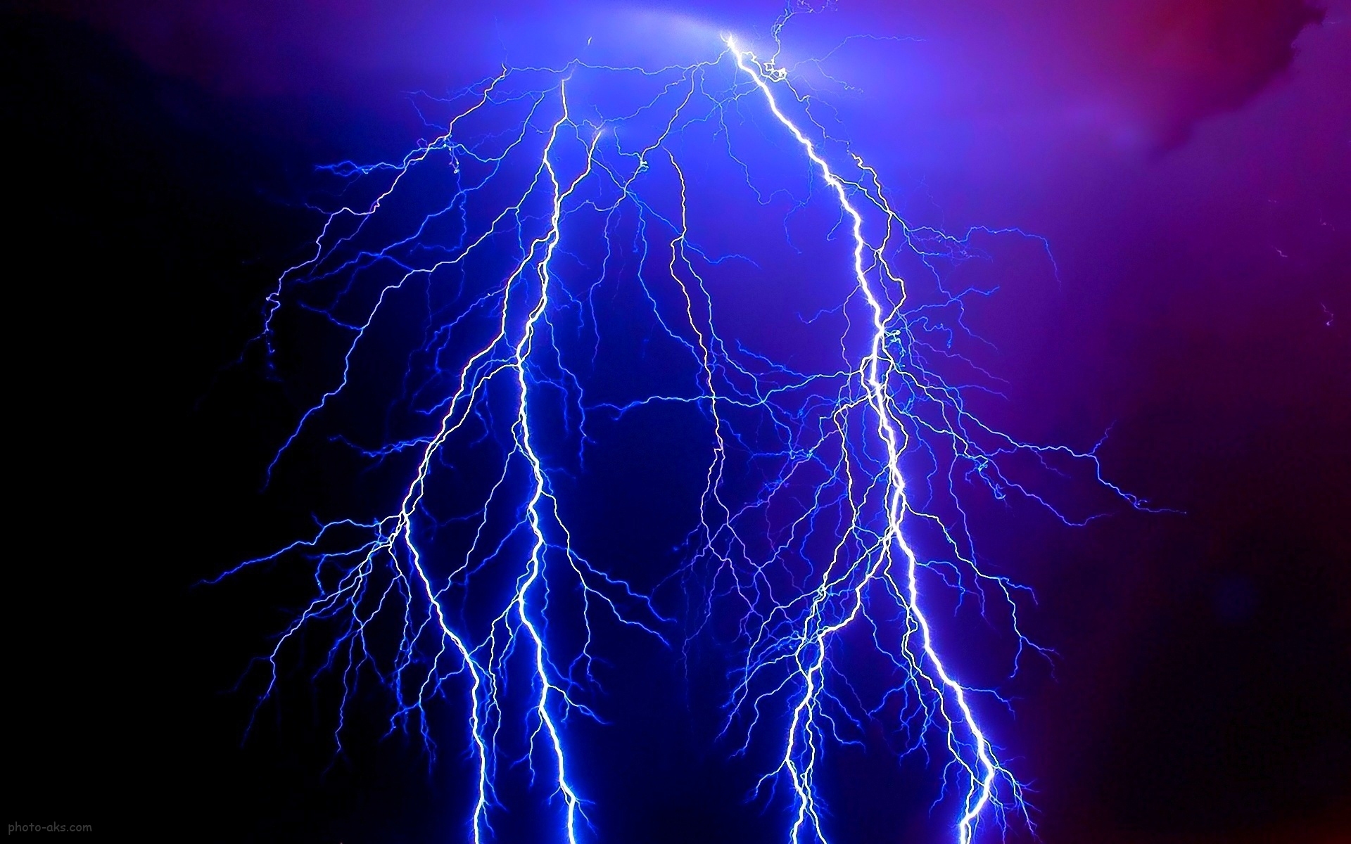 لحظه هولناک اصابت رعد و برق به مرکز تجارت جهانی +فیلم لحظه هولناک اصابت رعد و برق به مرکز تجارت جهانی +فیلم