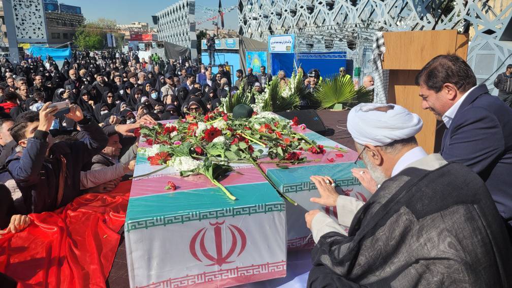 معاون اول رئیس جمهور به پیکر پاک شهدای مدافع حرم ادای احترام کرد معاون اول رئیس جمهور به پیکر پاک شهدای مدافع حرم ادای احترام کرد