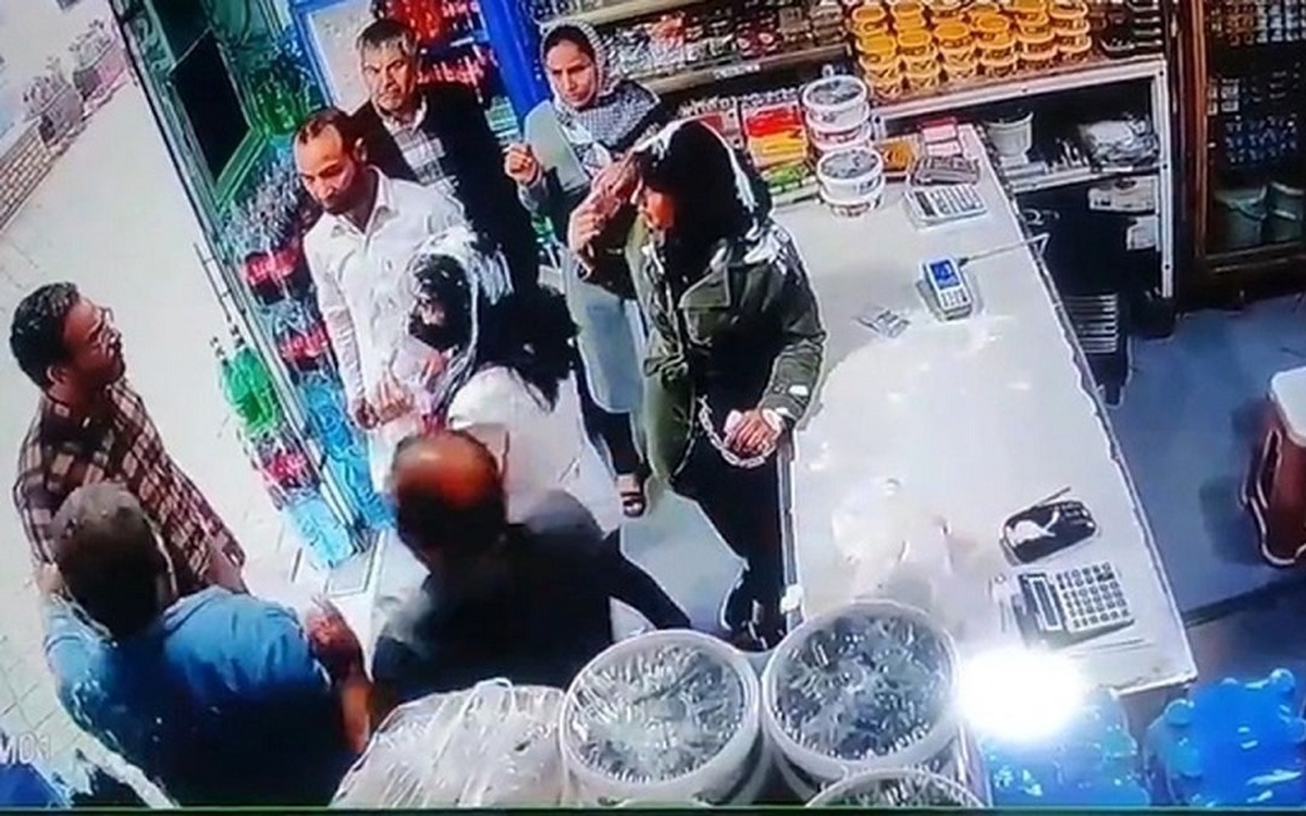 امام جمعه‌ای که از کاسب‌ها می‌خواهد به بی‌حجاب‌ها چیزی نفروشند، گویا در میان مردم زندگی نمی‌کند