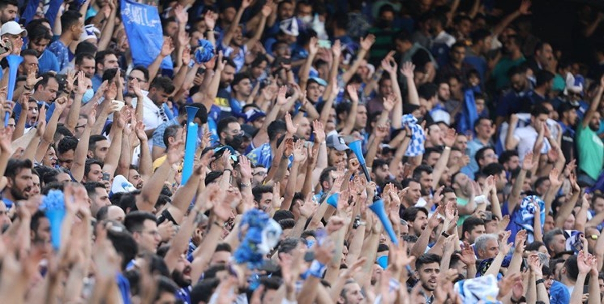 تجمع هواداران استقلال مقابل وزارت ورزش + فیلم تجمع هواداران استقلال مقابل وزارت ورزش + فیلم