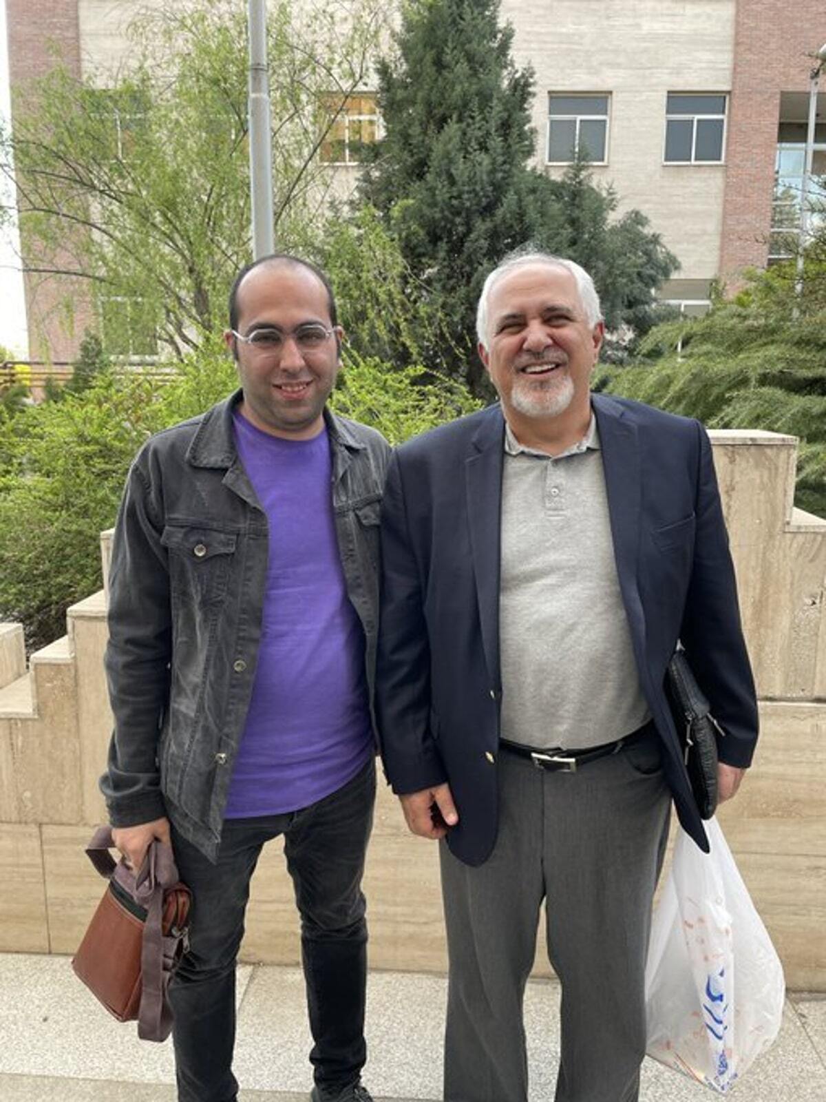 عکسی عجیب و بامزه از ظریف آن هم کاملا غیررسمی عکسی عجیب و بامزه از ظریف آن هم کاملا غیررسمی