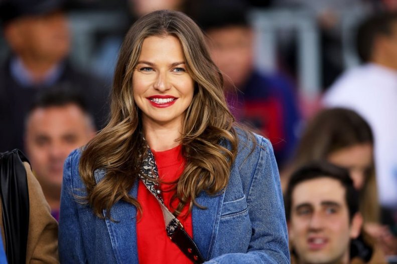 همسر لواندوفسکی در انتظار گلزنی روبرت سوخت! همسر لواندوفسکی در انتظار گلزنی روبرت سوخت!