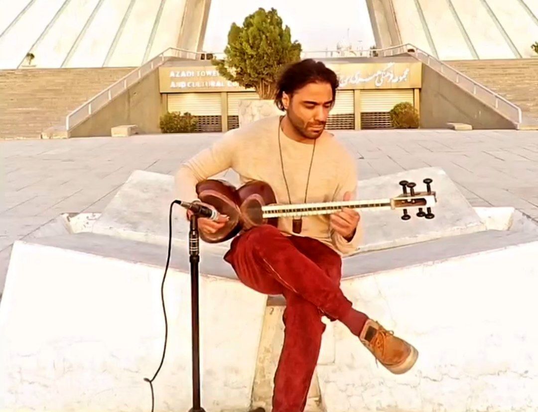 تارنوازی علی قمصری در مقابل برج آزادی +فیلم