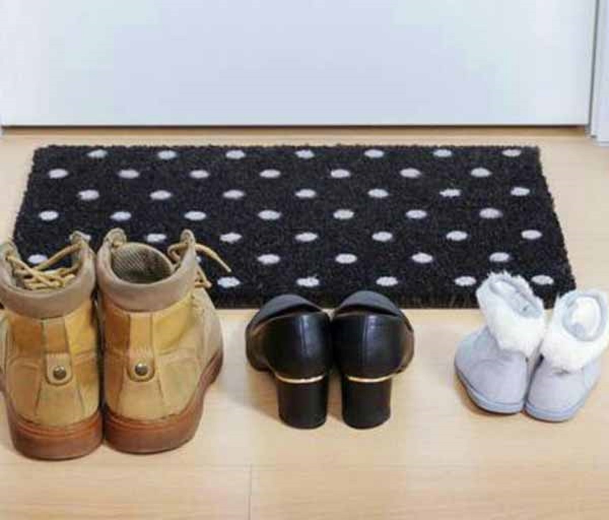 آیا گذاشتن کفش جلوی در آپارتمان جرم است؟ آیا گذاشتن کفش جلوی در آپارتمان جرم است؟