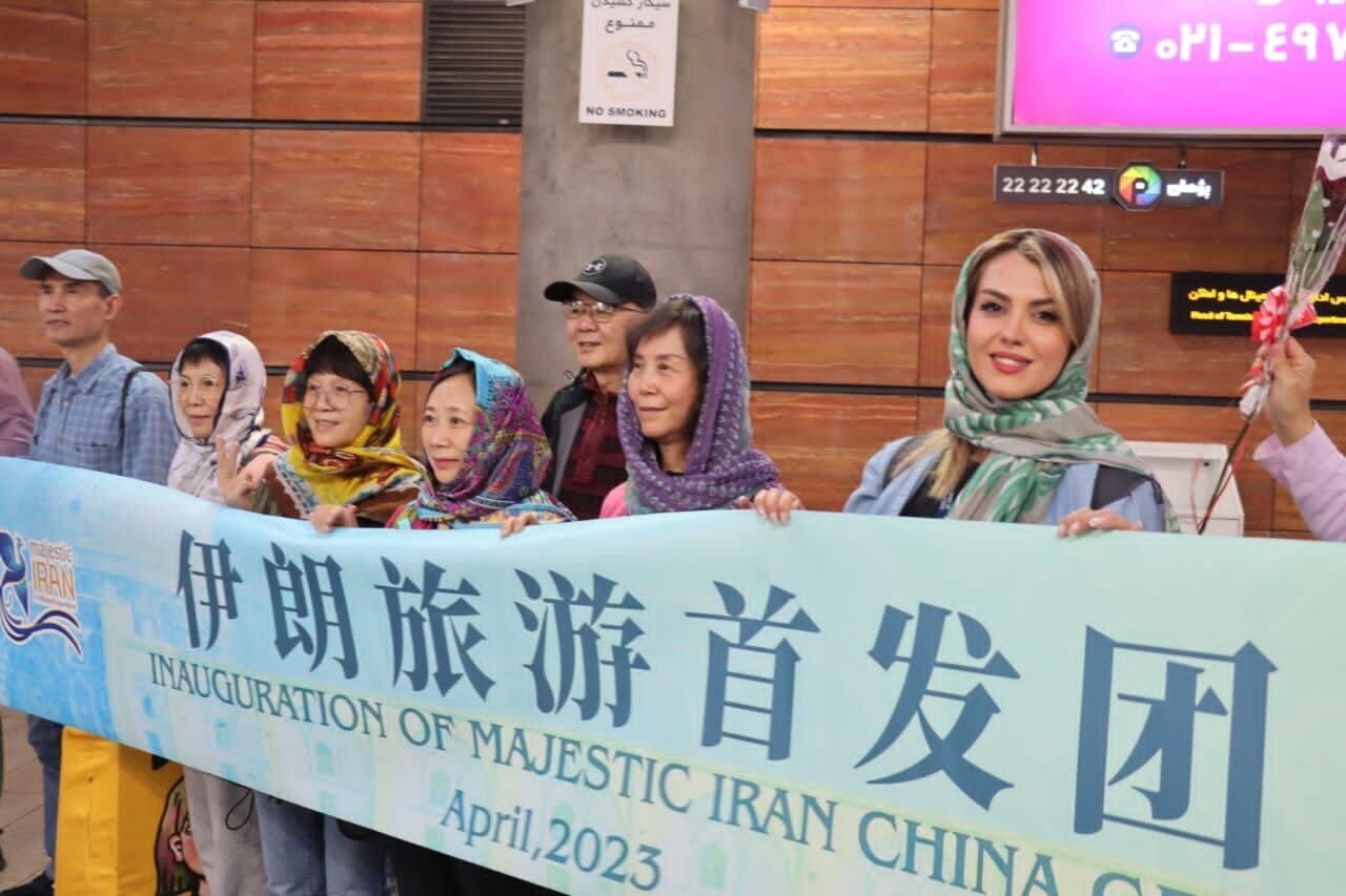 عکس دیپلمات چینی از ورود «گردشگران چینی با حجاب» به ایران!