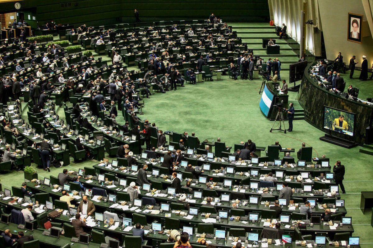 حمله خبرگزاری دولت به مجلس: نمایندگان اصرار دارند حقوق‌ها ناعادلانه باشد