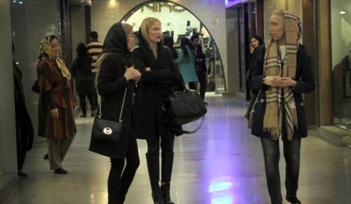 کسبه یک مرکز تجاری: اماکن ملزم کرده برای جلوگیری از ورود زنان بیحجاب مامور جلوی درهای ورودی بگذاریم کسبه یک مرکز تجاری: اماکن ملزم کرده برای جلوگیری از ورود زنان بیحجاب مامور جلوی درهای ورودی بگذاریم