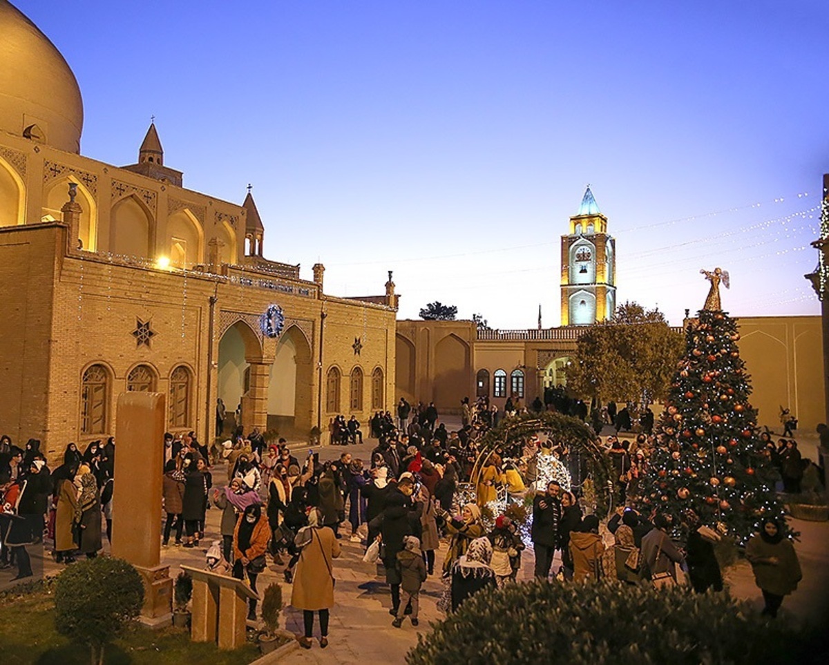 حال و هوای سال نو در یک کلیسای اصفهانی حال و هوای سال نو در یک کلیسای اصفهانی