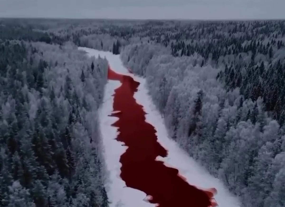 رودخانه‌ای در روسیه قرمز شد!