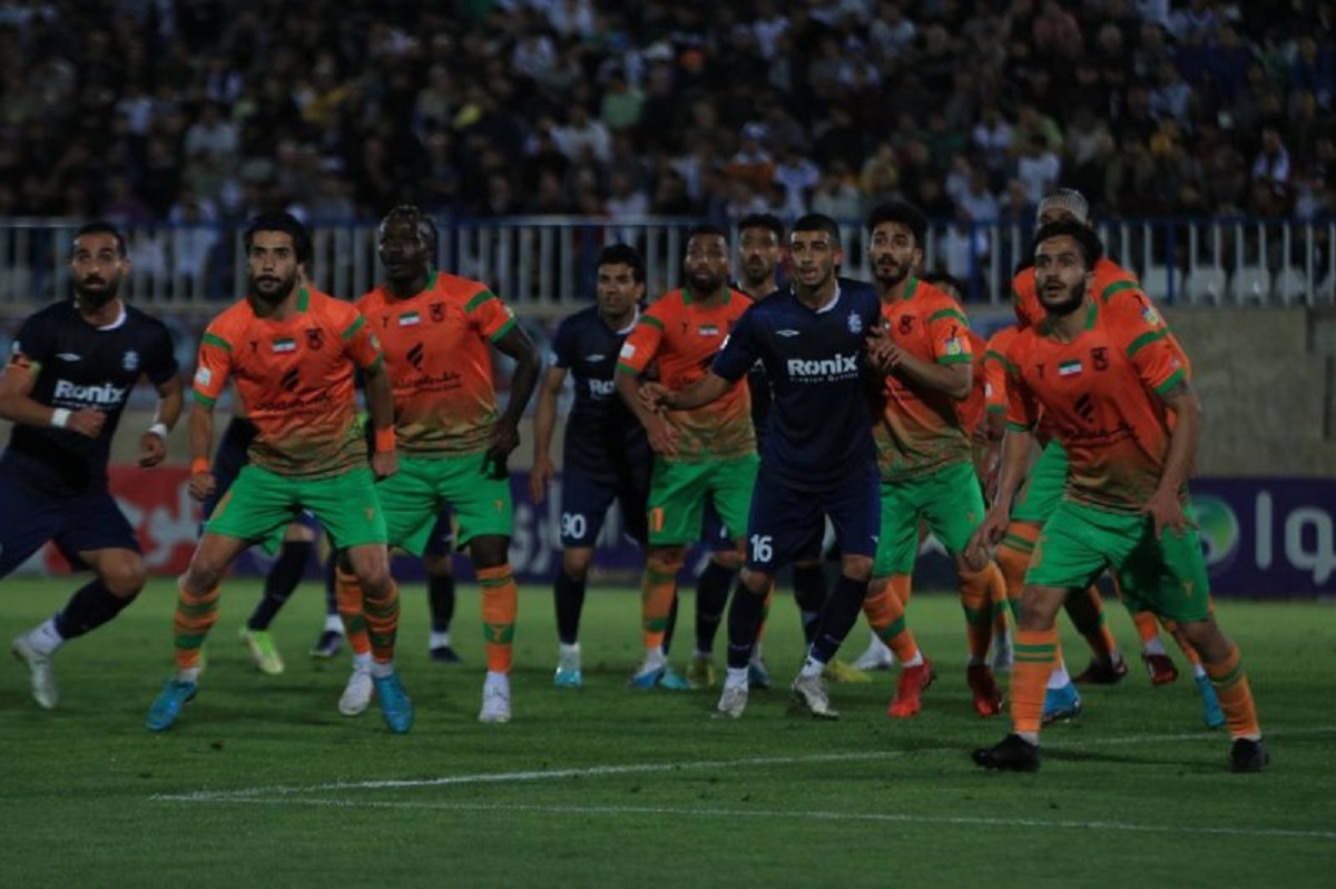 پرسپولیس به استقلال و سپاهان نرسید/ تساوی در بازی ضعیف و جنجالی