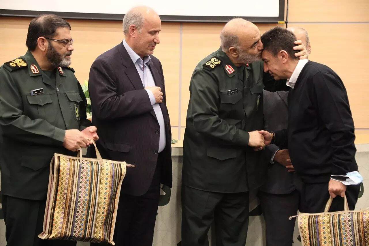 امیر قلعه نویی در آغوش سردار سلامی