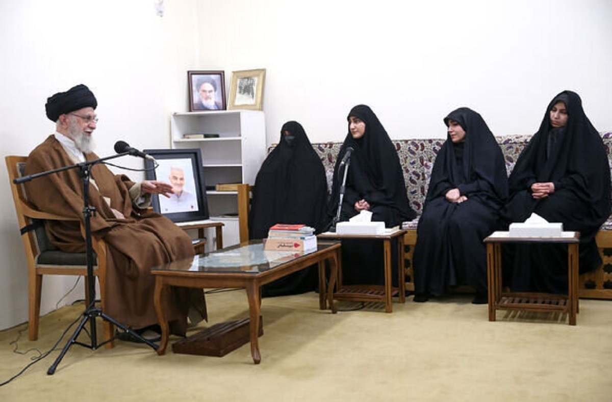 رهبر انقلاب در دیدار با خانواده سردار سلیمانی رهبر انقلاب در دیدار با خانواده سردار سلیمانی