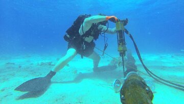 شکار لحظه وقوع زلزله ۷.۲ ریشتری توسط غواصان