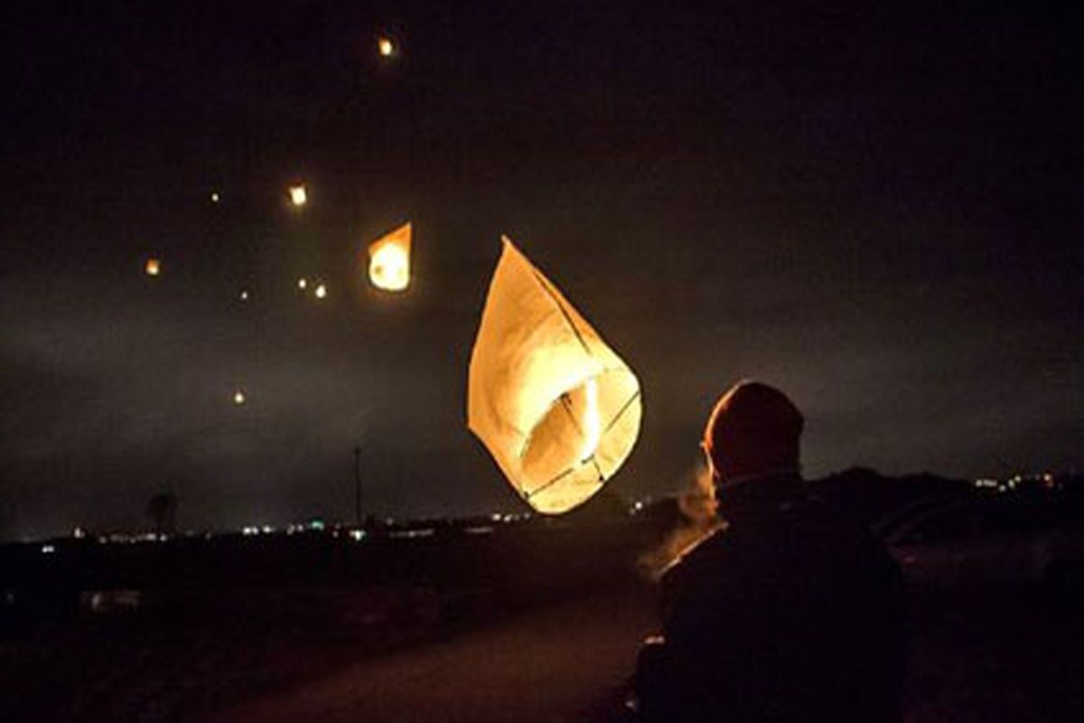 آتشسوزی عجیب یک خانه با بالن آرزوها! آتشسوزی عجیب یک خانه با بالن آرزوها!