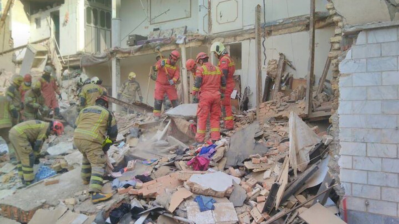 ریزش آوار در شهرک ولیعصر تهران ریزش آوار در شهرک ولیعصر تهران