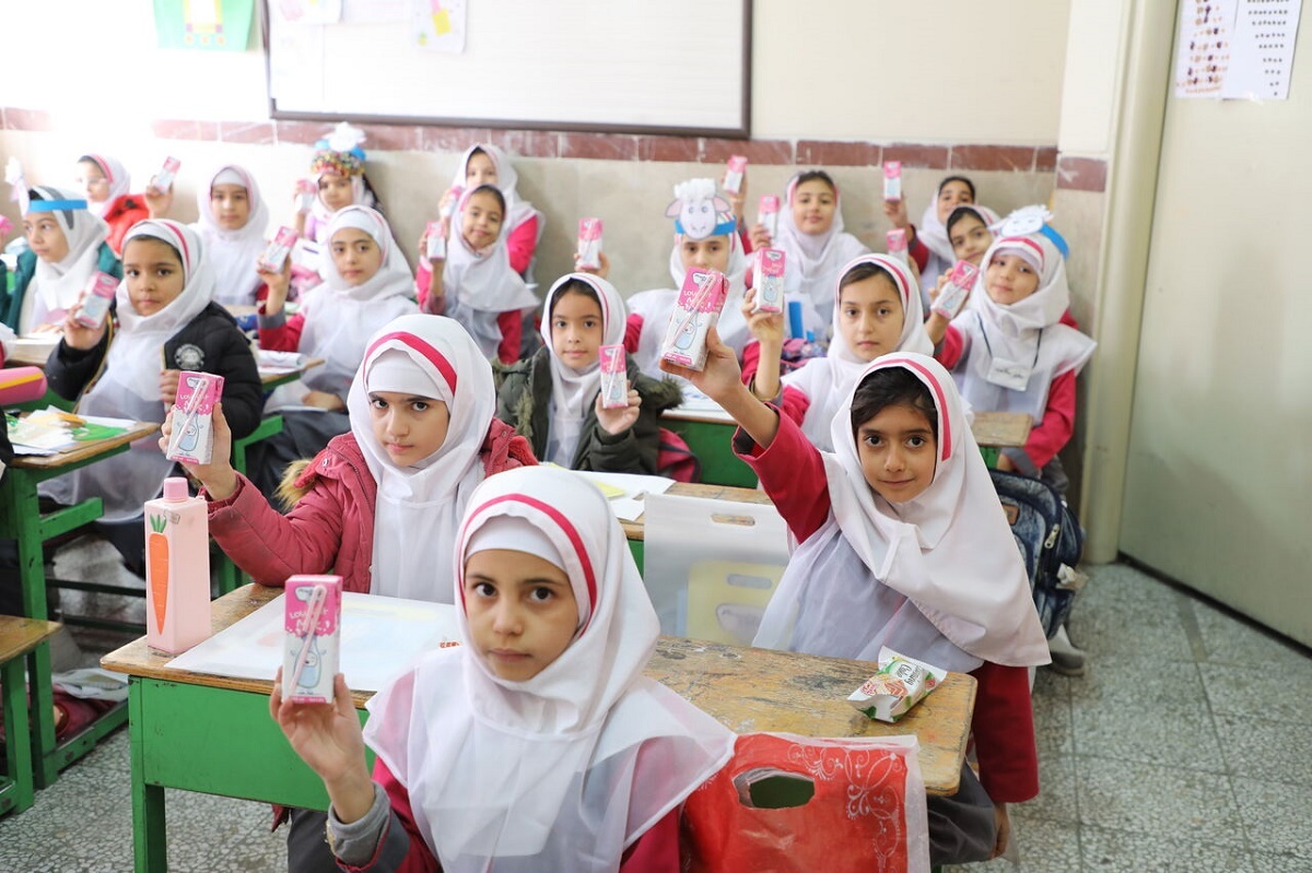 مسمومیت دانش آموزان با شیر رایگان!