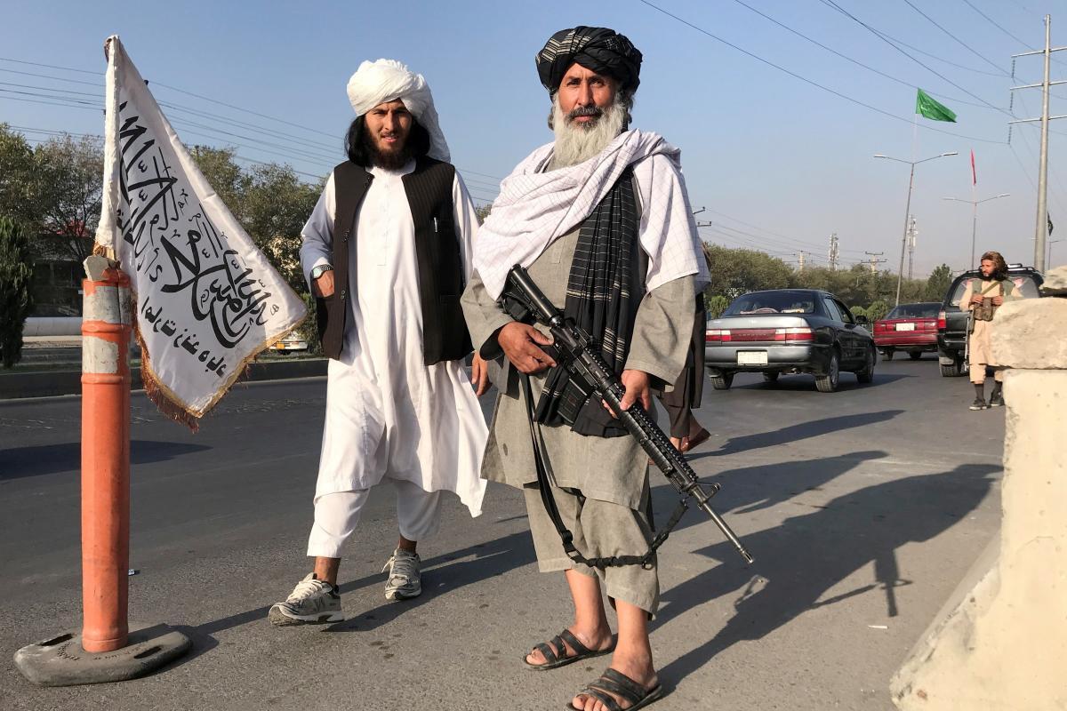 کتک زدن جوانان افغانستانی توسط طالبان بخاطر پوشیدن شلوار جین