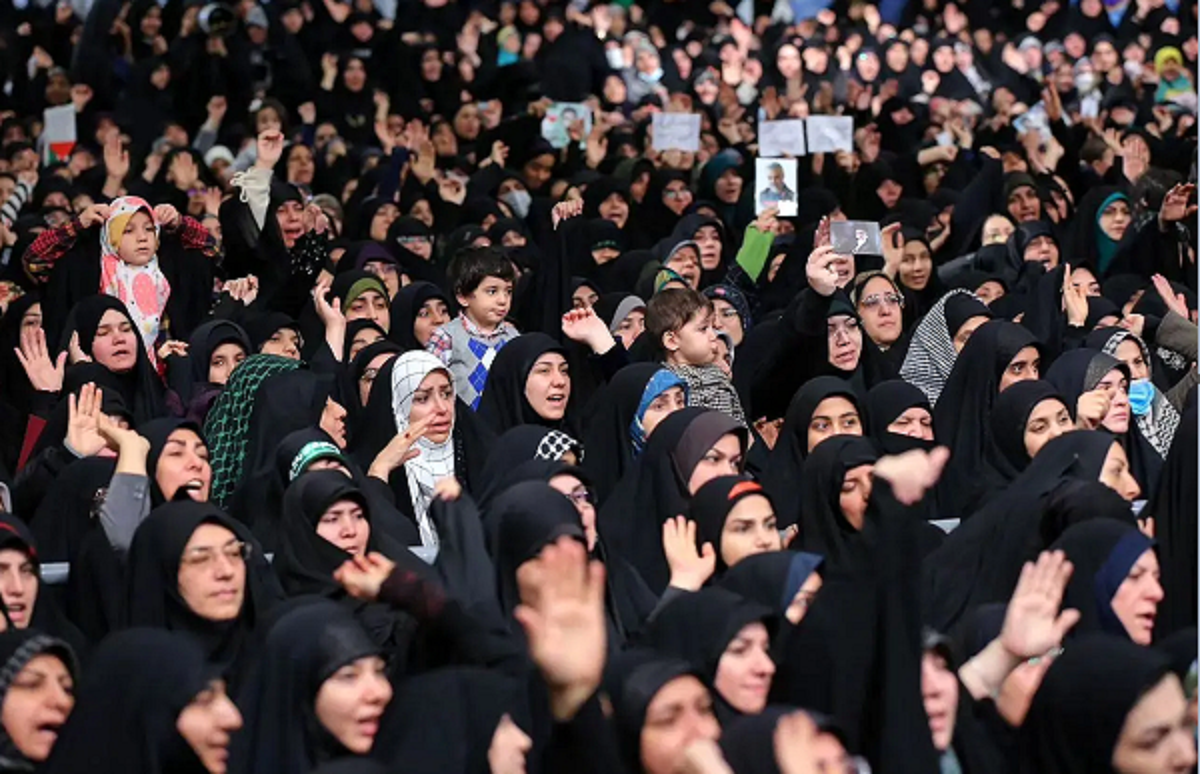 همشهری: خودتحقیری میان انقلابیون و متدینان فراگیر شود خطرناک است؛ چون آنان هستند که نظام جمهوری اسلامی را حفظ کرده‌اند