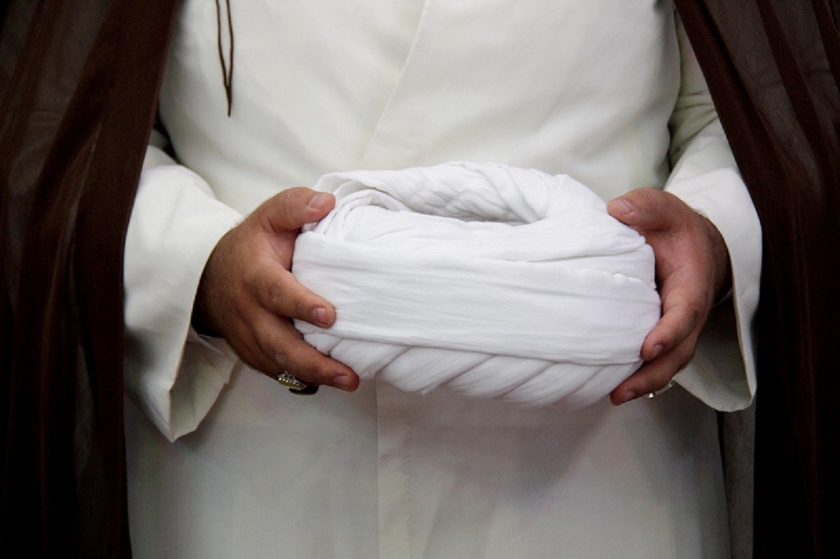 یک آخوند میتواند با لباس روحانیت، کنار خیابان بستنی لیس بزند؟ یک آخوند میتواند با لباس روحانیت، کنار خیابان بستنی لیس بزند؟