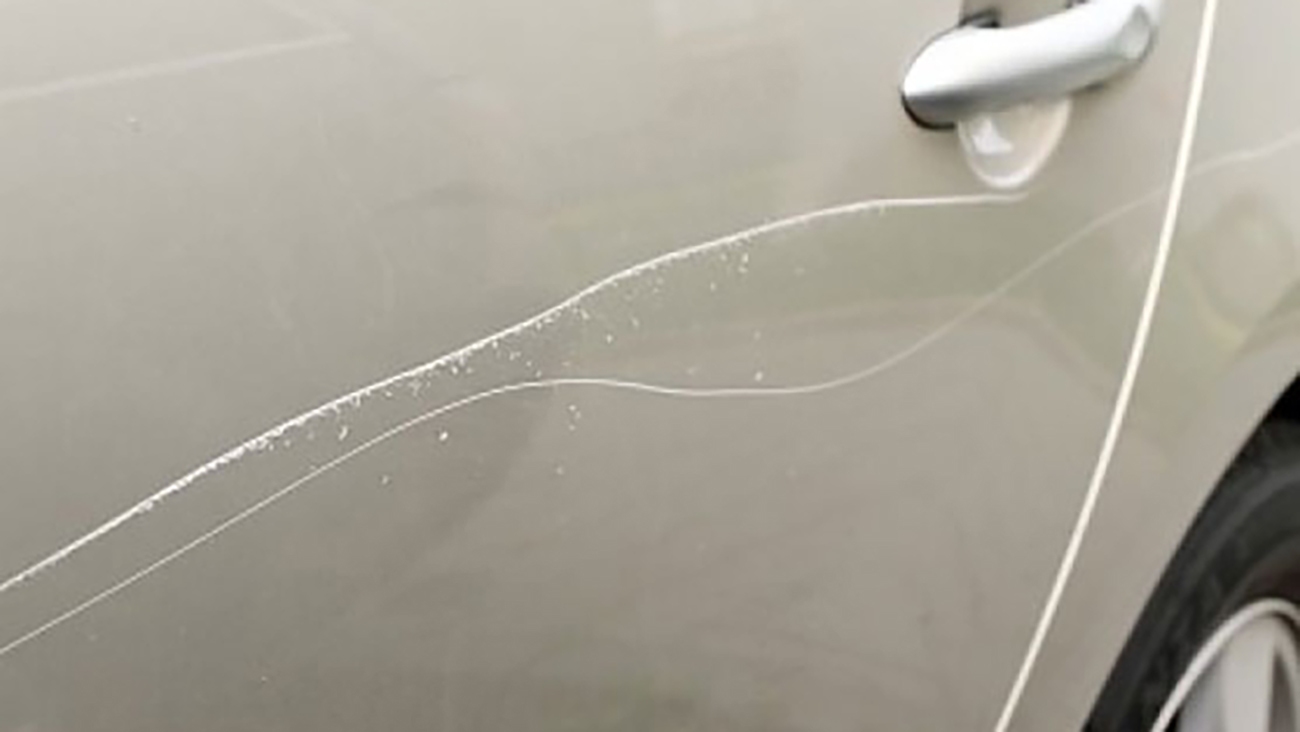 خط انداختن عجیب روی مرسدسبنز توسط یک پسر جوان! خط انداختن عجیب روی مرسدسبنز توسط یک پسر جوان!