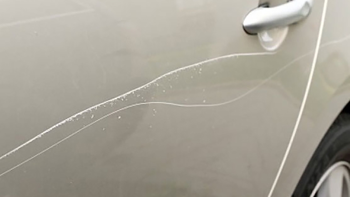 خط انداختن عجیب روی مرسدس‌بنز توسط یک پسر جوان!