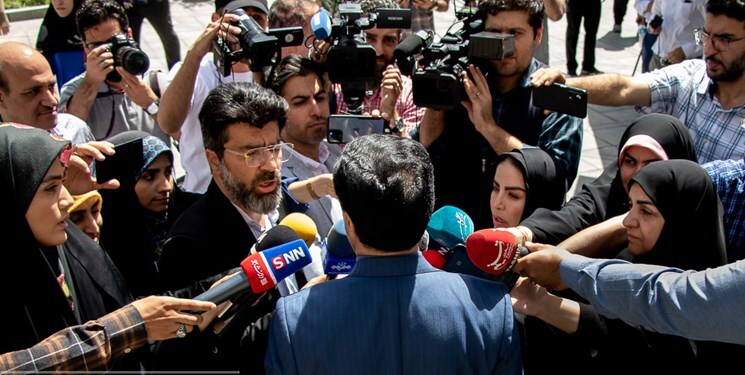 لباس خبرنگار صداوسیما سوژه حیاط دولت شد لباس خبرنگار صداوسیما سوژه حیاط دولت شد