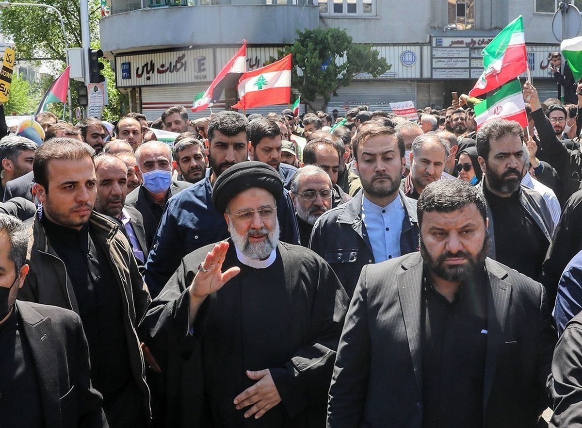 رئیسی در راهپیمایی