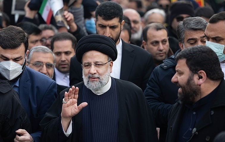 دستور عجیب همراهان رئیسی به بادیگاردها؛ بگذار با مردم دست بدهد!