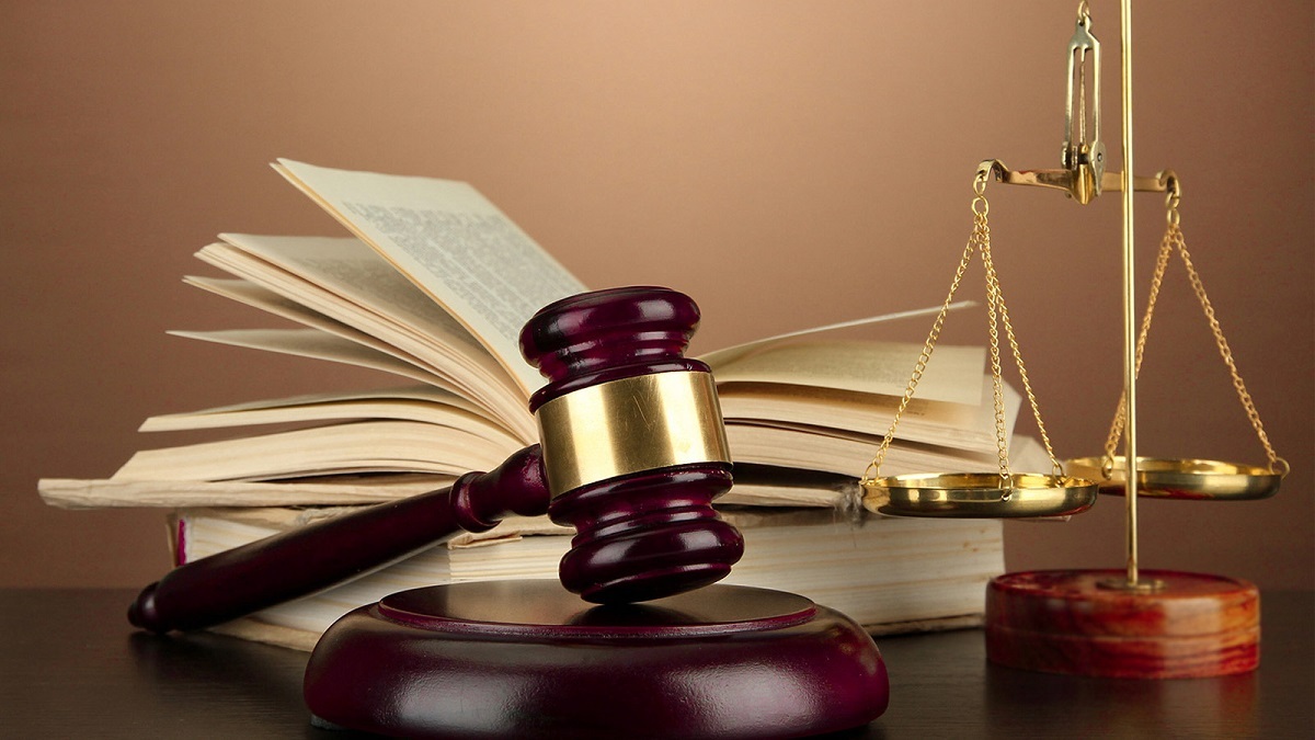 تفسیر قانون اساسی بر عهده کیست؟