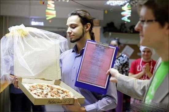 عکس پسر جوان با غذا