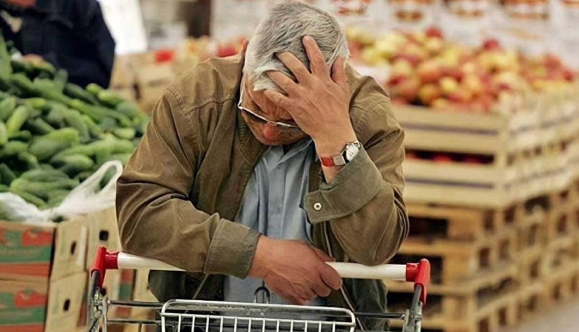 کیهان: مشکلات اقتصادی زیاد نیست؛ دشمنان بزرگنمایی می‌کنند!