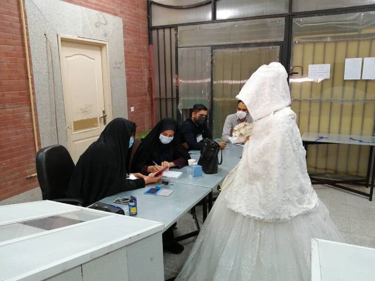 وضعیت یک عروس در محل رای گیری انتخابات وضعیت یک عروس در محل رای گیری انتخابات