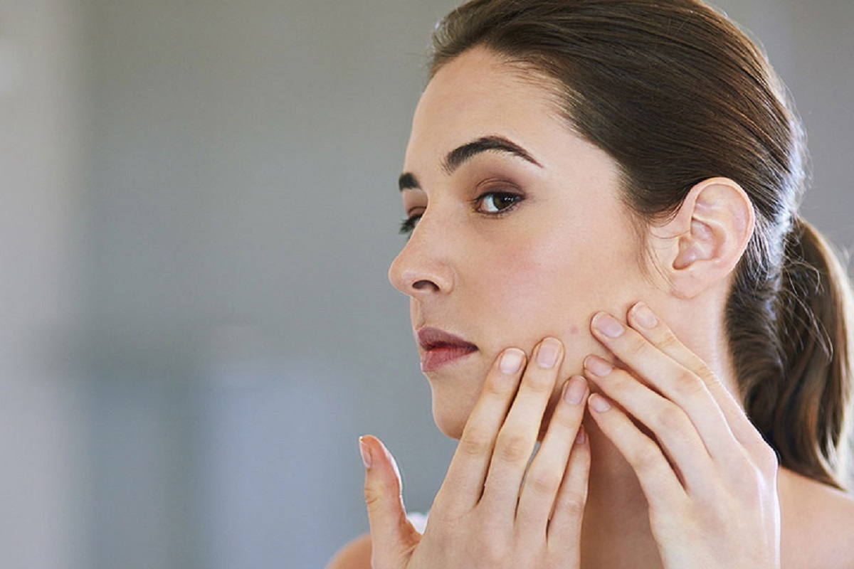 ۶ راه جلوگیری از آکنه پوست خشک