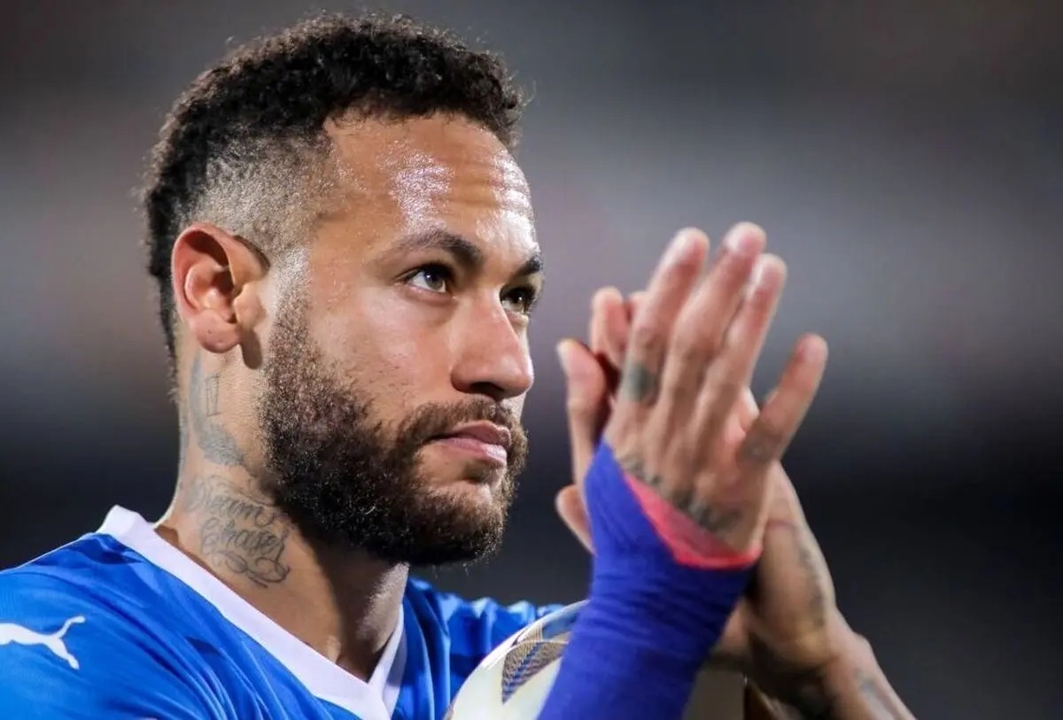 حضور نیمار در رختکن الهلال با لباس عربی