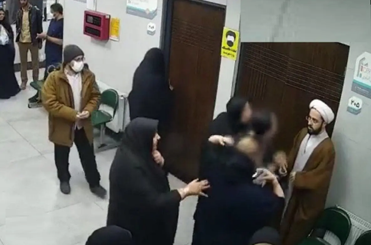 واکنش دستیار رئیسی به فیلم خبرساز درمانگاه قم؛ این روحانی چرا عکس می‌گیرد؟