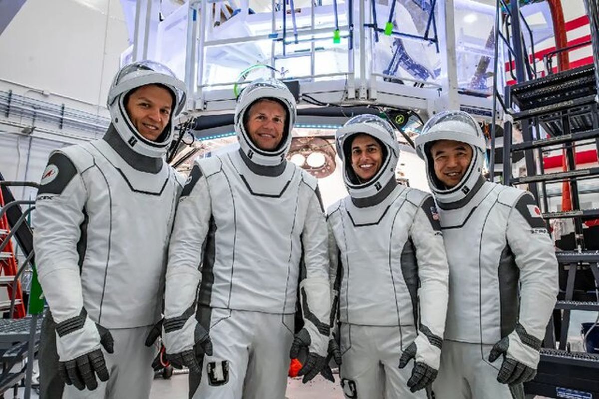 لحظه بازگشت یاسمین مقبلی و تیم فضانوردان به زمین