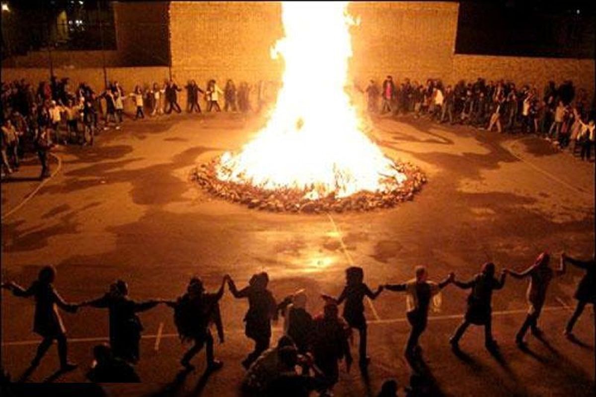 رقص و شادی مردم ارومیه در شب چهارشنبه سوری