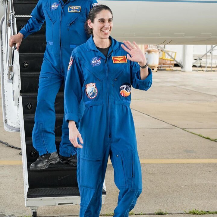 اولین عکس یاسمین مقبلی پس از بازگشت به زمین در کنار مادرش