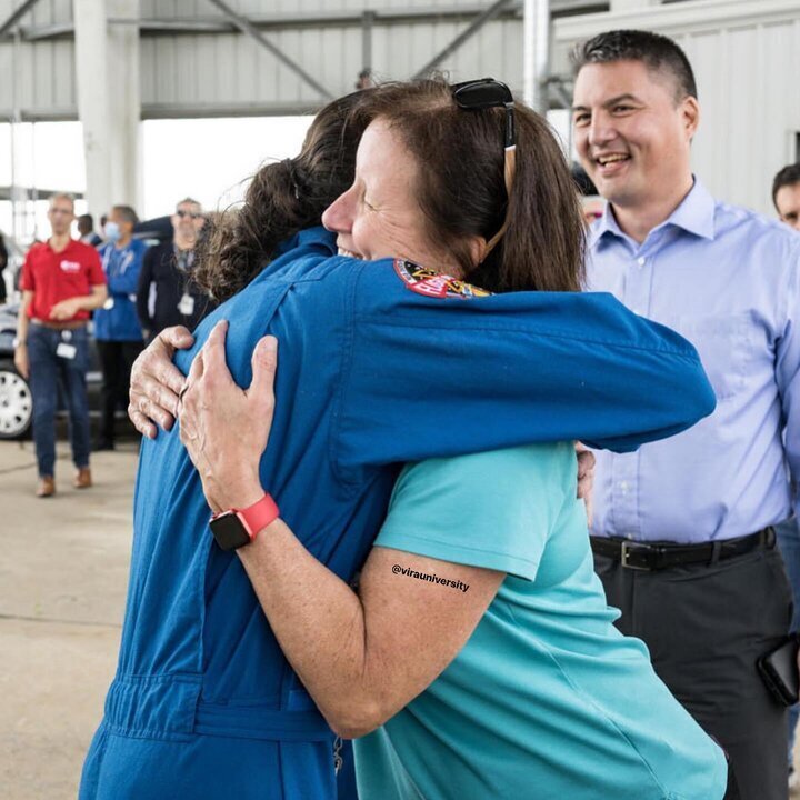 اولین عکس یاسمین مقبلی پس از بازگشت به زمین در کنار مادرش