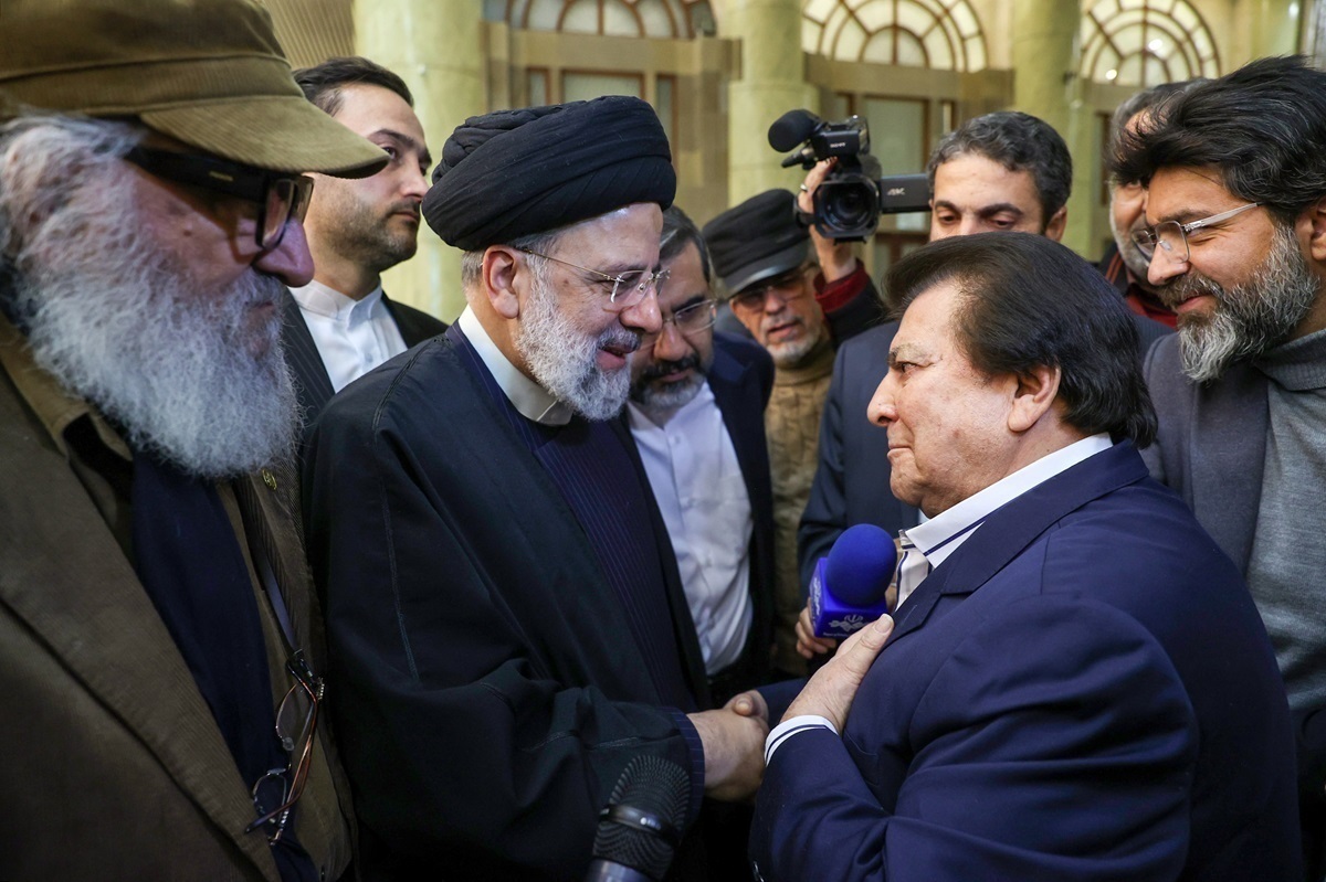 ماجرای حضور تتلو‌ها و عباس قادریهادر کنار رئیسی چیست؟