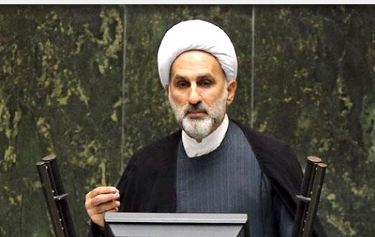 واکنش نماینده مجلس به ماجرای درمانگاه قم: بنده خدا در حال بازی با گوشی است، سوء‌تفاهم بود!
