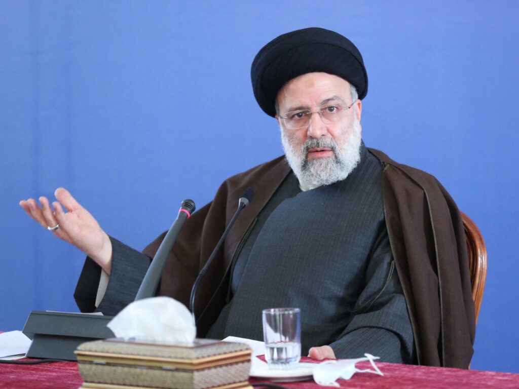 هم میهن: دولتی که یک قلم فسادش ۳.۷ میلیارد دلار است انتظار دارد رسانهها تیتر بزنند دولت خدمتگزار است! هم میهن: دولتی که یک قلم فسادش ۳.۷ میلیارد دلار است انتظار دارد رسانهها تیتر بزنند دولت خدمتگزار است!