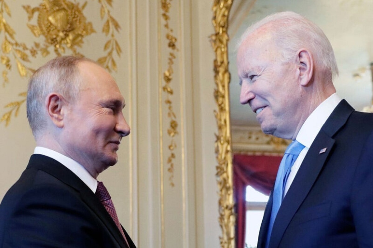 مقایسه‌ پیاده و سوار شدن پوتین و بایدن از هواپیما