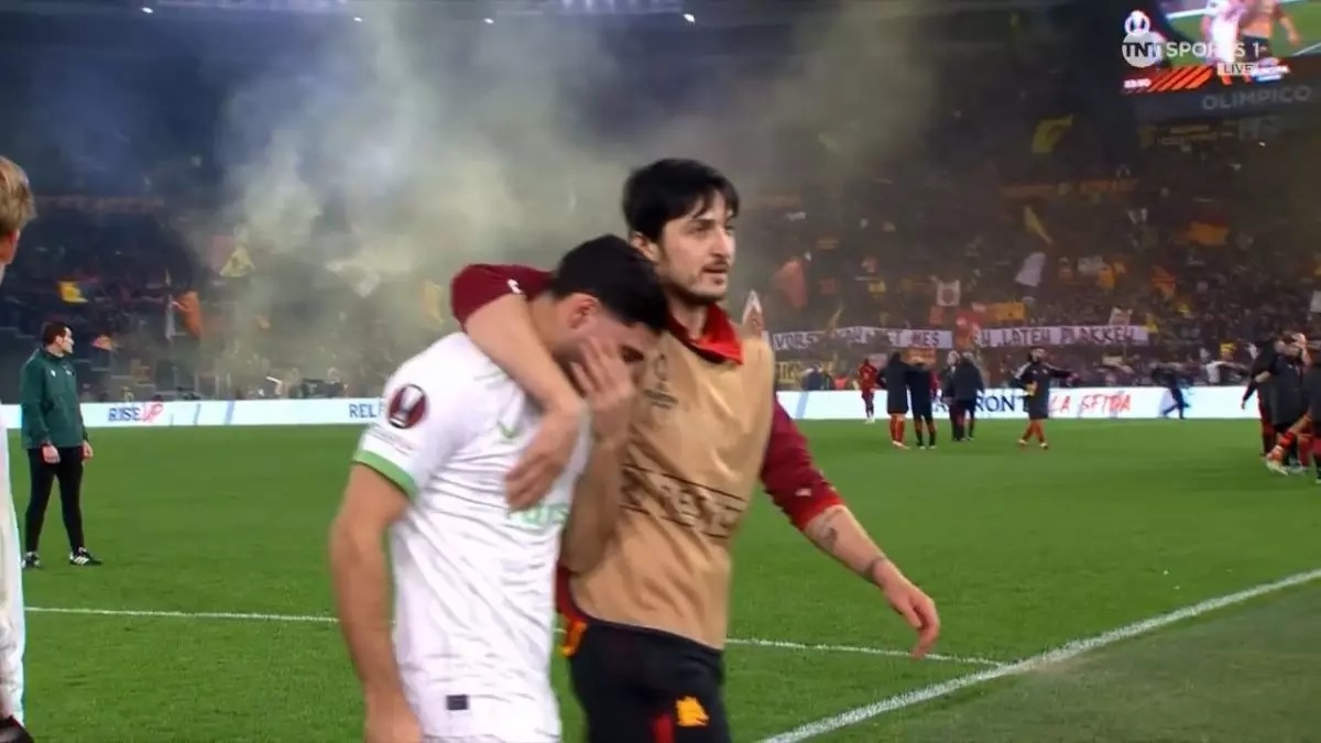 دلداری سردار به جهانبخش در ورزشگاه المپیکو