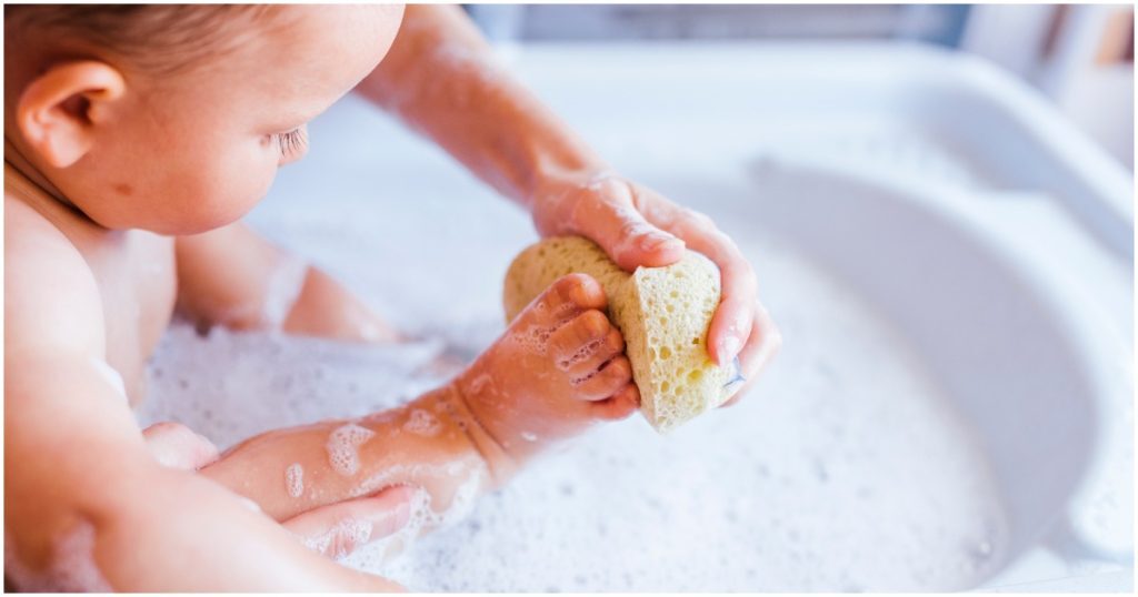 چگونه نوزاد را حمام کنیم؟ چگونه نوزاد را حمام کنیم؟