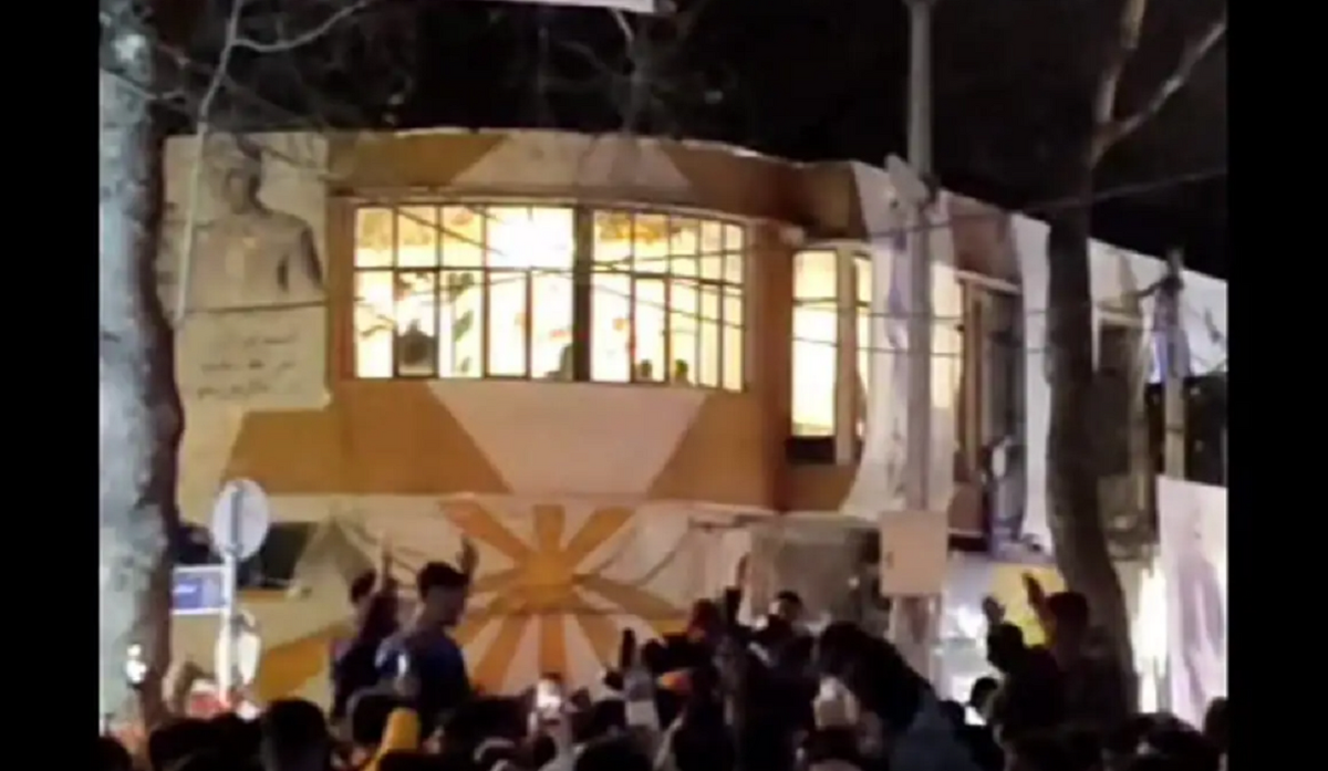 رقص و پایکوبی هواداران یک کاندیدا، وسط خیابان!