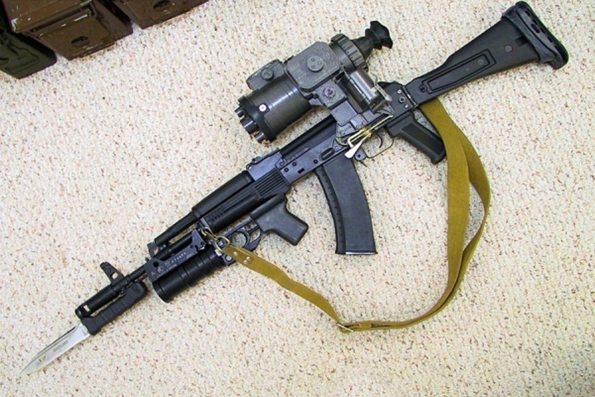 استقبال از یک کاندیدای انتخابات با کلاشینکف!