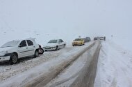 ویدویی از مسدود شدن جاده قم اراک و گرفتاری ده‌ها خودرو در کولاک برف
